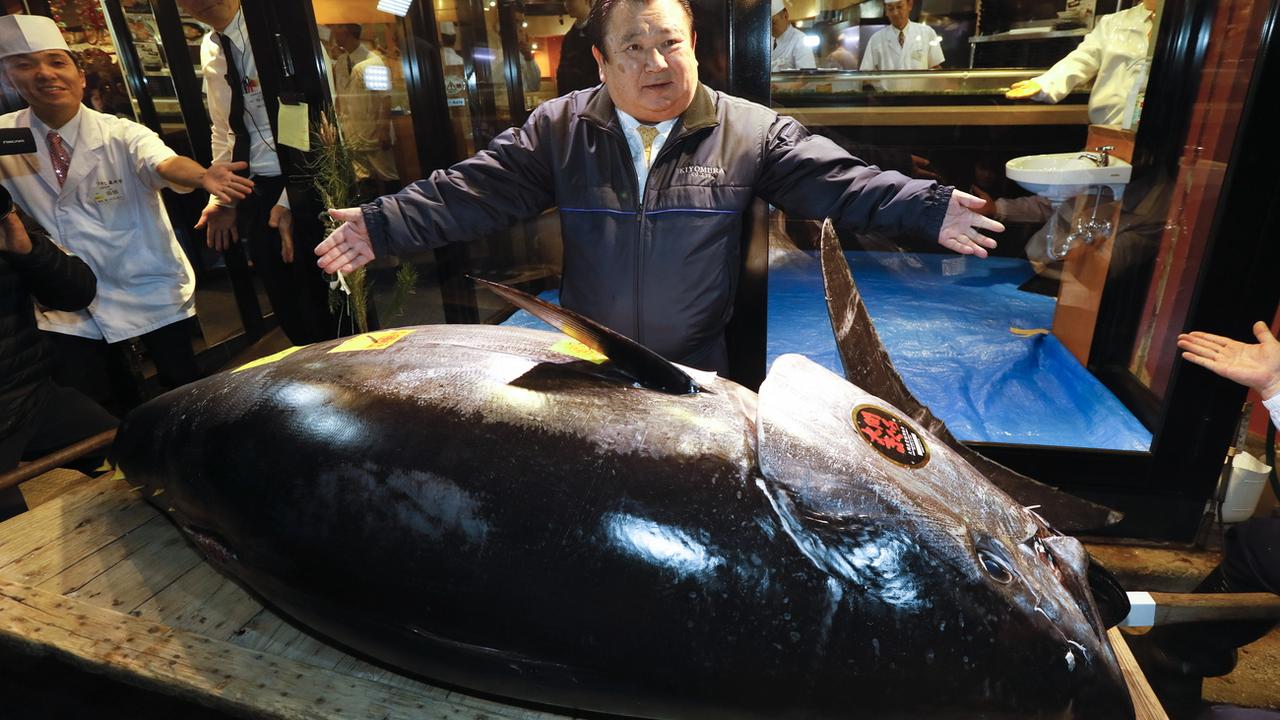 L'acheteur, Kiyoshi Kimura, patron d'une chaîne de restaurants de sushis, présente le thon de 278 kilos. [EPA - KIMIMASA MAYAMA]