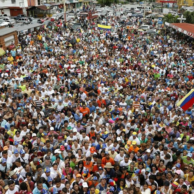 Samedi 1er juin: des partisans du président auto-proclamé Juan Guaido écoutent un discours de l'opposant au chef de l'Etat vénézuélien Nicolas Maduro à Scopo. [Keystone - AP Photo/Ariana Cubillos]