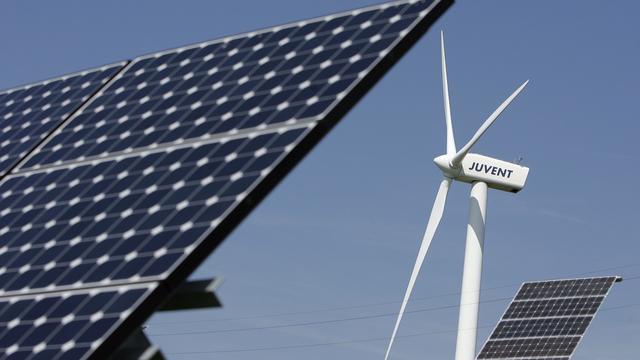 Les installations solaires et éoliennes de Mont-Soleil, dans le Jura bernois. [Keystone - Peter Klaunzer]