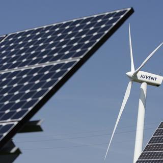 Les installations solaires et éoliennes de Mont-Soleil, dans le Jura bernois. [Keystone - Peter Klaunzer]