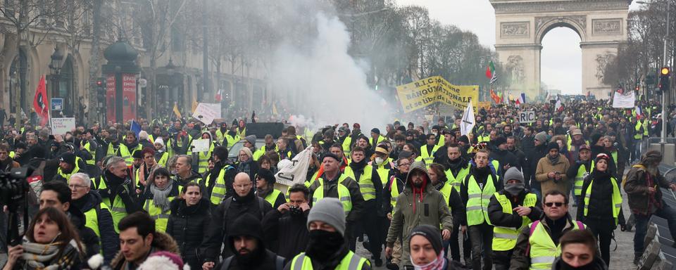 Des manifestants "gilets jaunes" près de l'Arc de Triomphe, le 9 février 2019 à Paris. [AFP - Zakaria Abdelkafi]