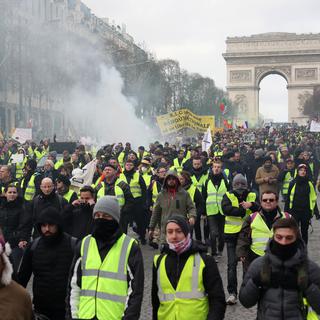 Des manifestants "gilets jaunes" près de l'Arc de Triomphe, le 9 février 2019 à Paris. [AFP - Zakaria Abdelkafi]