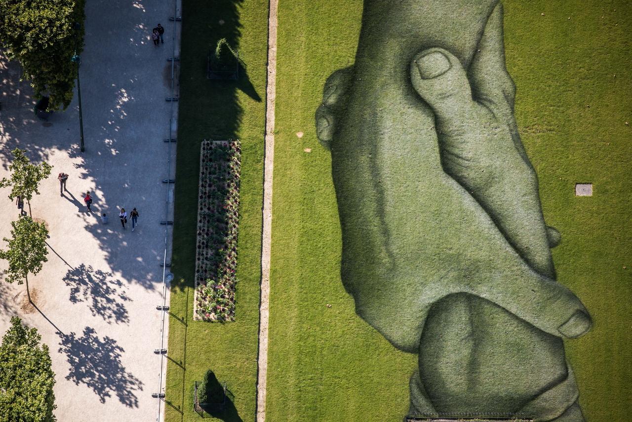 L'oeuvre de Saype sur le Champ-de-Mars à Paris en juin 2019. [Keystone - EPA/CHRISTOPHE PETIT TESSON]