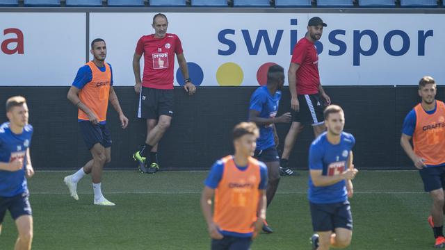 Les joueurs lucernois révisent leur gamme devant leur entraîneur Thomas Häberli. [KEYSTONE - Urs Flueeler]