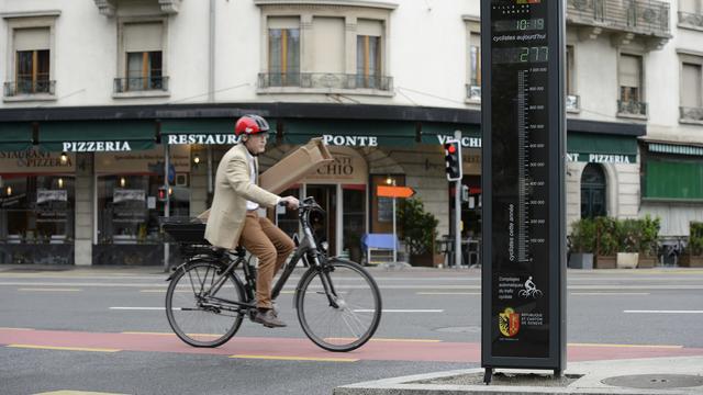 Entre 2005 et 2017, le nombre de cyclistes a augmenté de 95% au coeur de l'agglomération genevoise. [Keystone - Martial Trezzini]