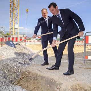 Les conseillers d'Etat genevois Serge Dal Busco et Pierre Maudet, lors du lancement du chantier du centre de logistique d'Aire-la-Ville. [Keystone - Martial Trezzini]