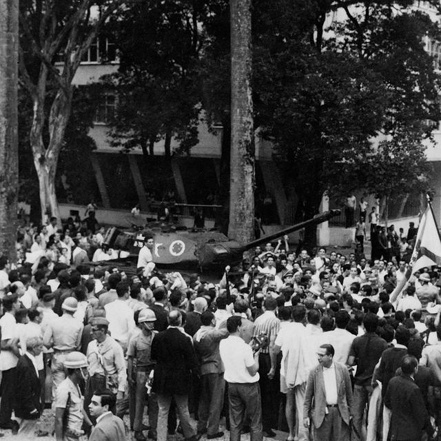Arrivée des tanks de l'armée brésilienne à Guanabara Palace, à Rio, le 1er avril 1964 durant le putsch militaire.
AFP