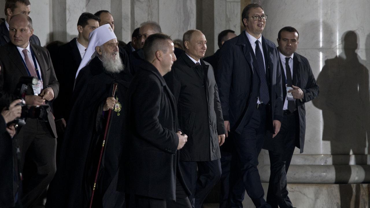 Vladimir Poutine est en visite à Belgrade. Il y a notamment rencontré le président serbe Aleksandar Vucic (deuxième depuis la droite). [Keystone/ap - Marko Drobnjakovic]
