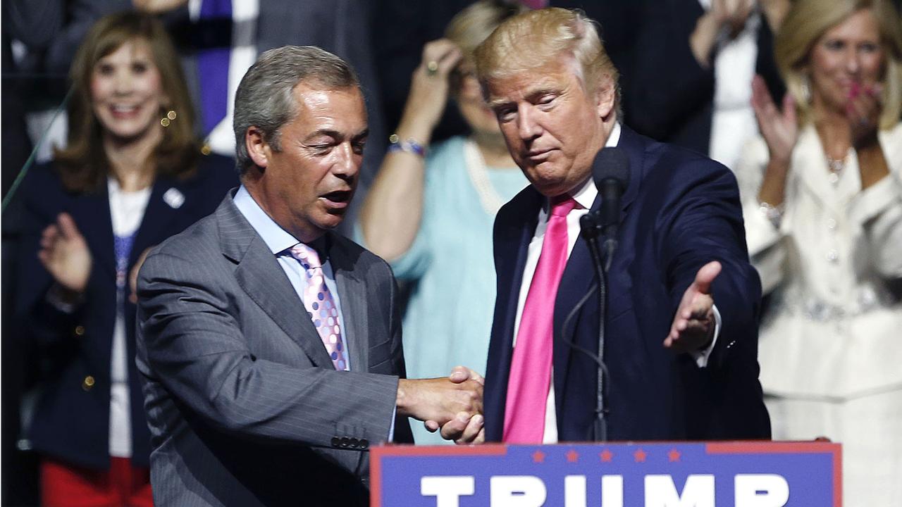 Nigel Farage (gauche) et Donald Trump (droite) alors que ce dernier était en campagne présidentielle en août 2016 à Jackson, dans le Mississippi. [AP Photo - Gerald Herbert]