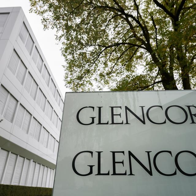 Le logo de Glencore, à son siège de Baar (ZG). [AFP - Fabrice Coffrini]