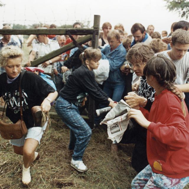 Des Allemands de l'Est fuient en Autriche lors d'un pique-nique paneuropéen dans la ville hongroise de Sopron en août 1989. [Reuters - Herbert Knosowski]