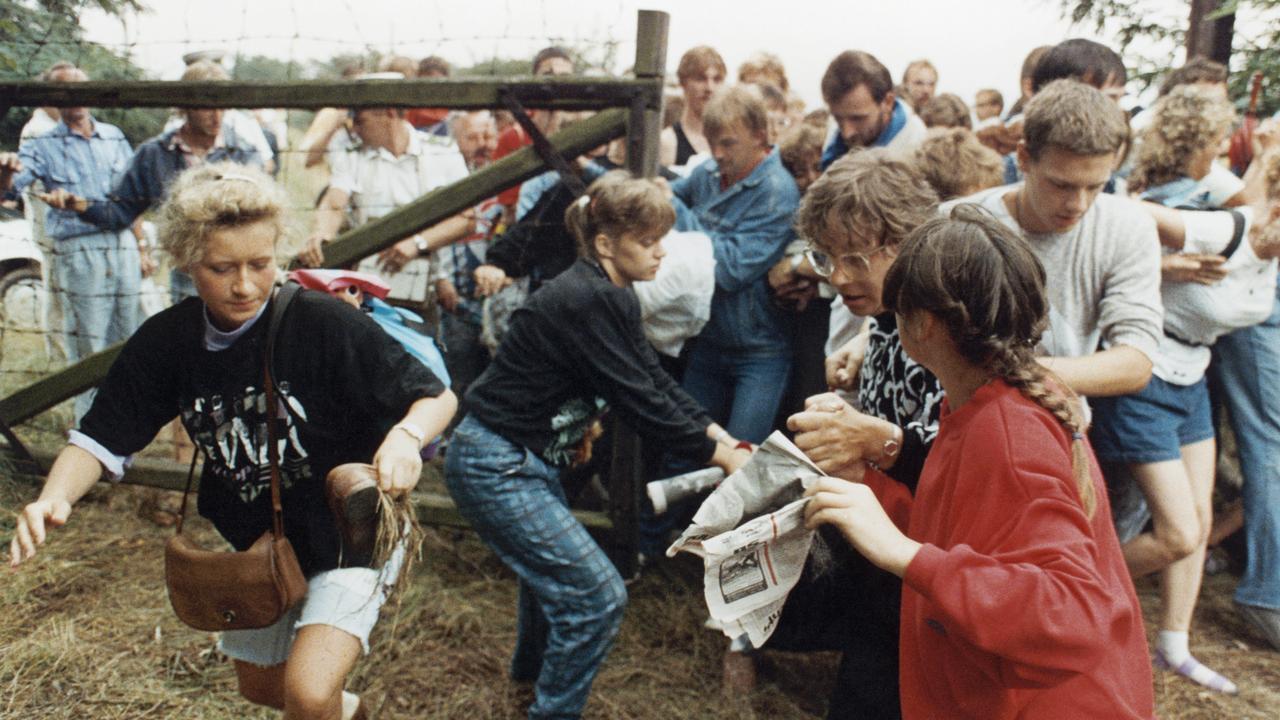 Des Allemands de l'Est fuient en Autriche lors d'un pique-nique paneuropéen dans la ville hongroise de Sopron en août 1989. [Reuters - Herbert Knosowski]