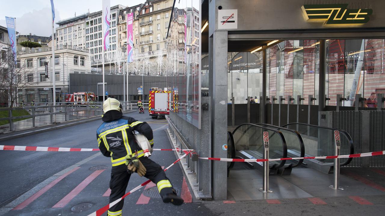 La gare du Flon, au centre-ville de Lausanne, a dû être partiellement évacuée. [Keystone - Laurent Gillieron]