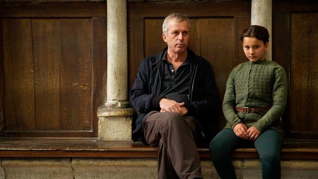 Le réalisateur Bruno Dumont aux côtés de Lise Leplat-Prudhomme, qui incarne Jeanne d'Arc dans son film "Jeanne". [3B Productions - Roger Arpajou]