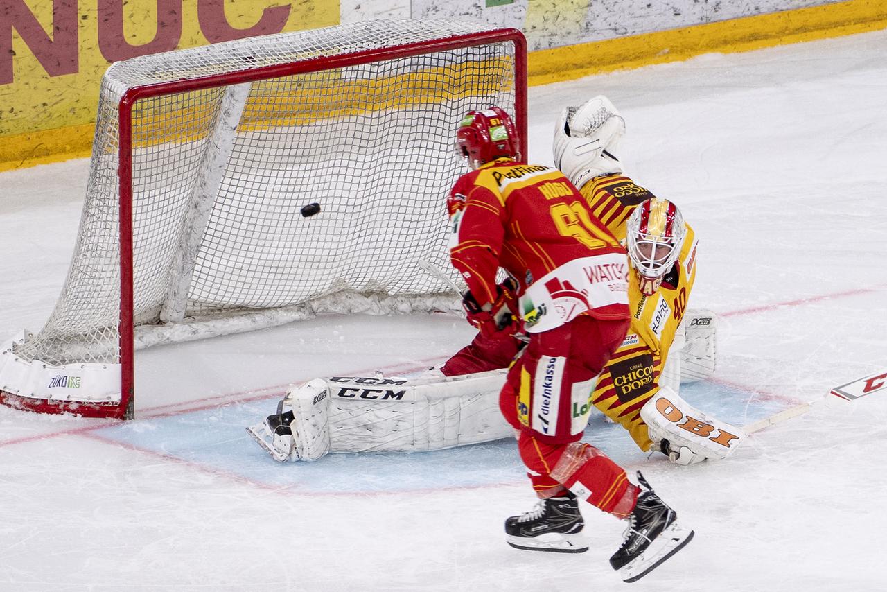 Le Biennois Hügli a inscrit le but décisif contre Langnau. [KEYSTONE - Anthony Anex]