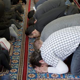 Des musulmans en prière. [Keystone - Peter Schneider]