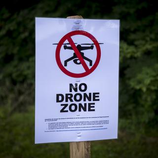 Un panneau interdit l'utilisation de drones dans certaines zones de Lausanne. [Keystone - Jean-Christophe Bott]