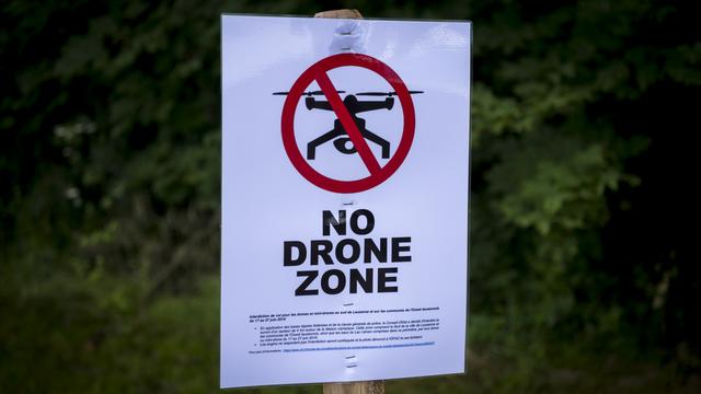 Un panneau interdit l'utilisation de drones dans certaines zones de Lausanne. [Keystone - Jean-Christophe Bott]