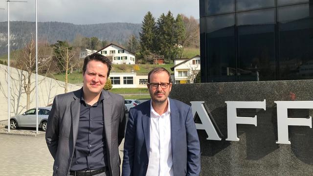 Grégory Affolter, patron d'Affolter Pignons SA, et Patrick Linder, directeur de la Chambre d'économie publique du Jura bernois. [RTS - Alain Arnaud]