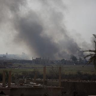 Les forces antidjihadistes bombardent la ville syrienne de Baghouz. [Keystone - AP Photo/Maya Alleruzzo]