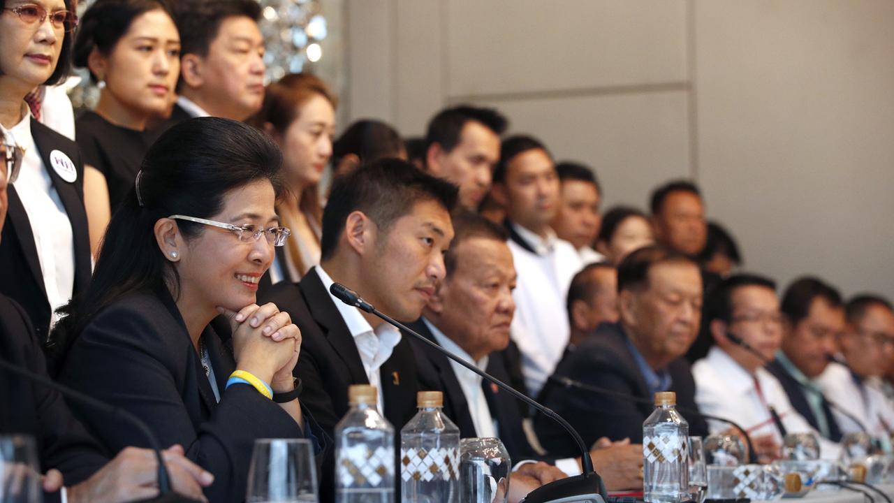 La candidate Première ministre du parti Pheu Thai avec les chef des six autres partis qui ont annoncé former une coalition. [Keystone/EPA - Rungroj Yongrit]