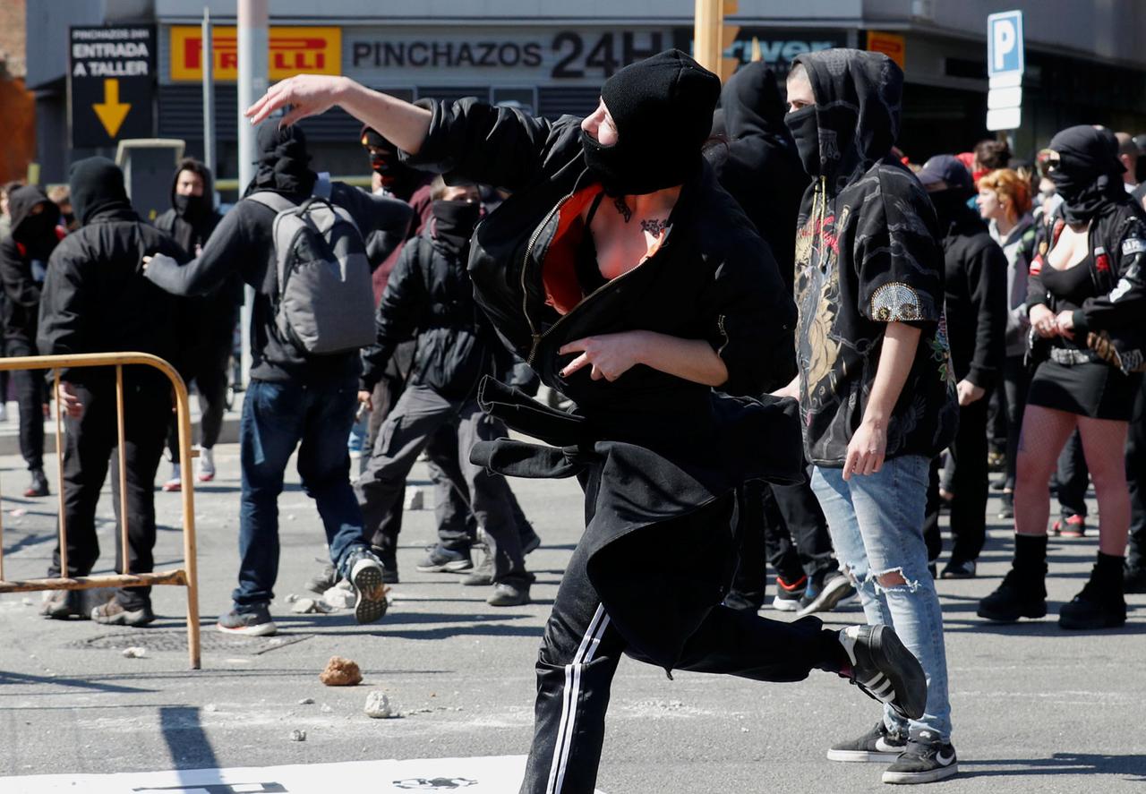 Contre-manifestants pro-indépendantistes catalans face à la police, à proximité du meeting de Vox. [Reuters - Albert Gea]