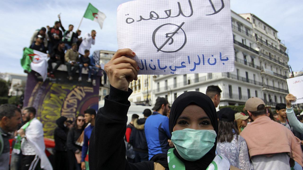 "Pas de cinquième mandat," est-il écrit en arabe sur la feuille brandie par cette manifestante, à Alger. [Keystone/ap - Anis Belghoul]