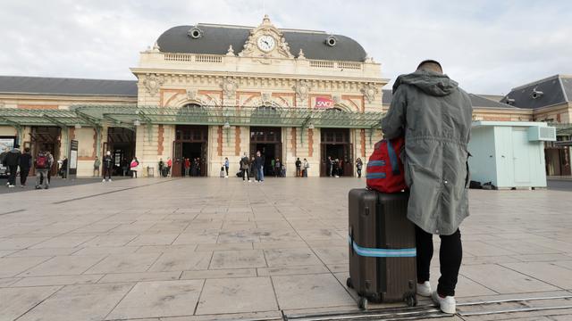 Un passager attend devant la gare de Nice, durant la grève nationale des conducteurs et contrôleurs de la SNCF, le 18 octobre 2019. [Reuters - Eric Gaillard]