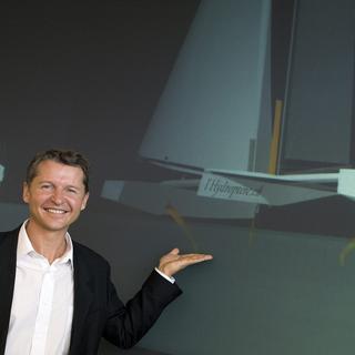 Alain Thébault présente un nouveau bateau capable de voler au-dessus de l'eau. [Keystone - Salvatore Di Nolfi]