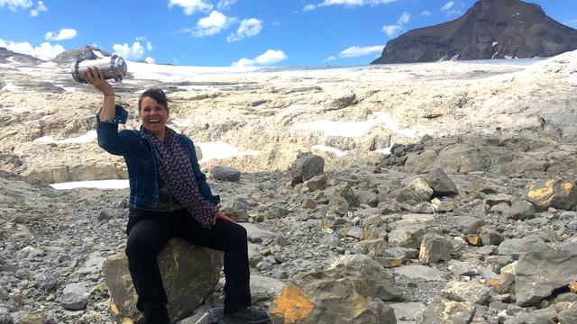 Laurence Piaget-Dubuis, artiste photographe et plasticienne est allée déposer à la Cabane Prarochet (2900m) au pied du glacier de Tansfleuron, une capsule temporelle! Il s’agit d’une installation artistique dans le cadre d’un projet intitulé MMLX. Le propos de ce projet porte sur le réchauffement climatique et la fonte des glaciers. [RTS - Lucile Solari]