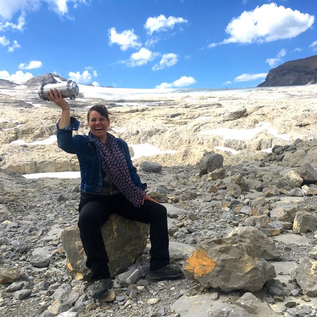 Laurence Piaget-Dubuis, artiste photographe et plasticienne est allée déposer à la Cabane Prarochet (2900m) au pied du glacier de Tansfleuron, une capsule temporelle! Il s’agit d’une installation artistique dans le cadre d’un projet intitulé MMLX. Le propos de ce projet porte sur le réchauffement climatique et la fonte des glaciers. [RTS - Lucile Solari]