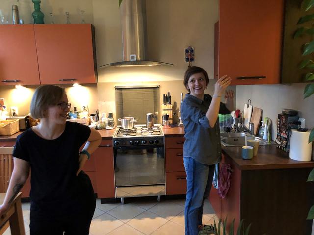 Natalia et Aleksandra, dans leur appartement douillet à Varsovie. [RTS - Juliette Galeazzi]