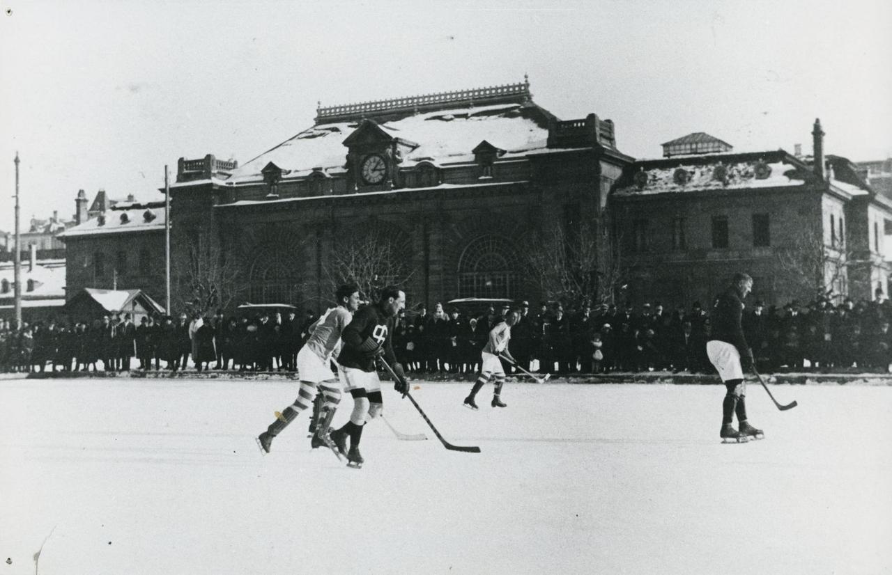 Le HC La Chaux-de-Fonds dispute un match sur la patinoire de la Gare en 1926 [Bibliothèque de la Ville de La Chaux-de-Fonds, Département audiovisuel et Fonds spéciaux]