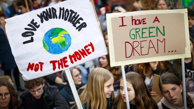 Des manifestants et manifestantes lors de la marche pour le climat du 6 avril 2019 à Lausanne. [Keystone - Valentin Flauraud]