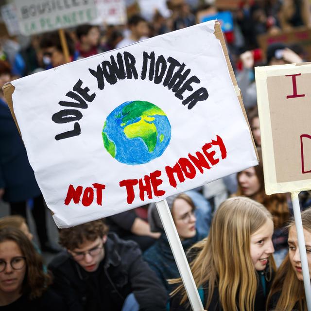 Des manifestants et manifestantes lors de la marche pour le climat du 6 avril 2019 à Lausanne. [Keystone - Valentin Flauraud]