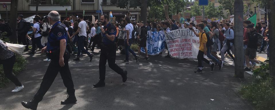 Les jeunes sont à nouveau descendus dans la rue à Lausanne pour défendre le climat. [RTS - Sarah Clément]