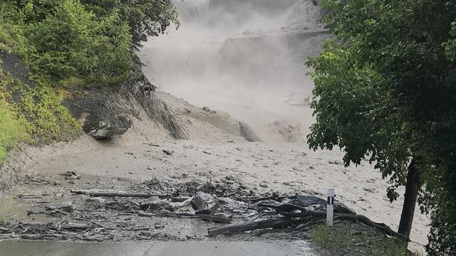 Un flux de laves torrentielles s’est déversé dans le lit de la Losentse à Chamoson, touchant une route sur son passage, après l'orage de grêle qui a balayé la région en début de soirée. [Vosinfos - Marc Deshusses]