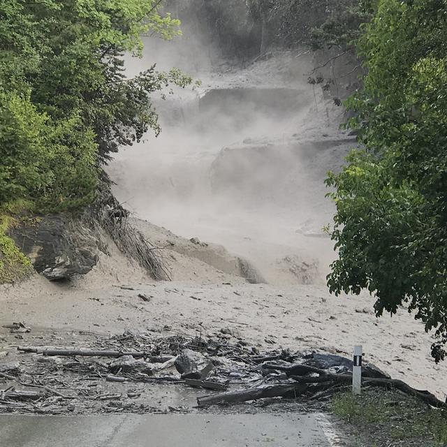 Un flux de laves torrentielles s’est déversé dans le lit de la Losentse à Chamoson, touchant une route sur son passage, après l'orage de grêle qui a balayé la région en début de soirée. [Vosinfos - Marc Deshusses]