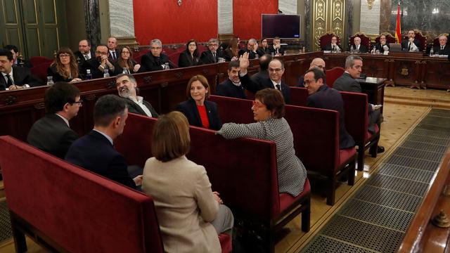 12 leaders du mouvement séparatiste catalan font face à un procès. [Keystone/AP - J.J. Guillen]