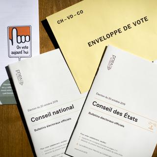 Le matériel de vote (enveloppe, bulletins) du canton de Vaud pour les élections fédérales. [Keystone - Laurent Gillieron]