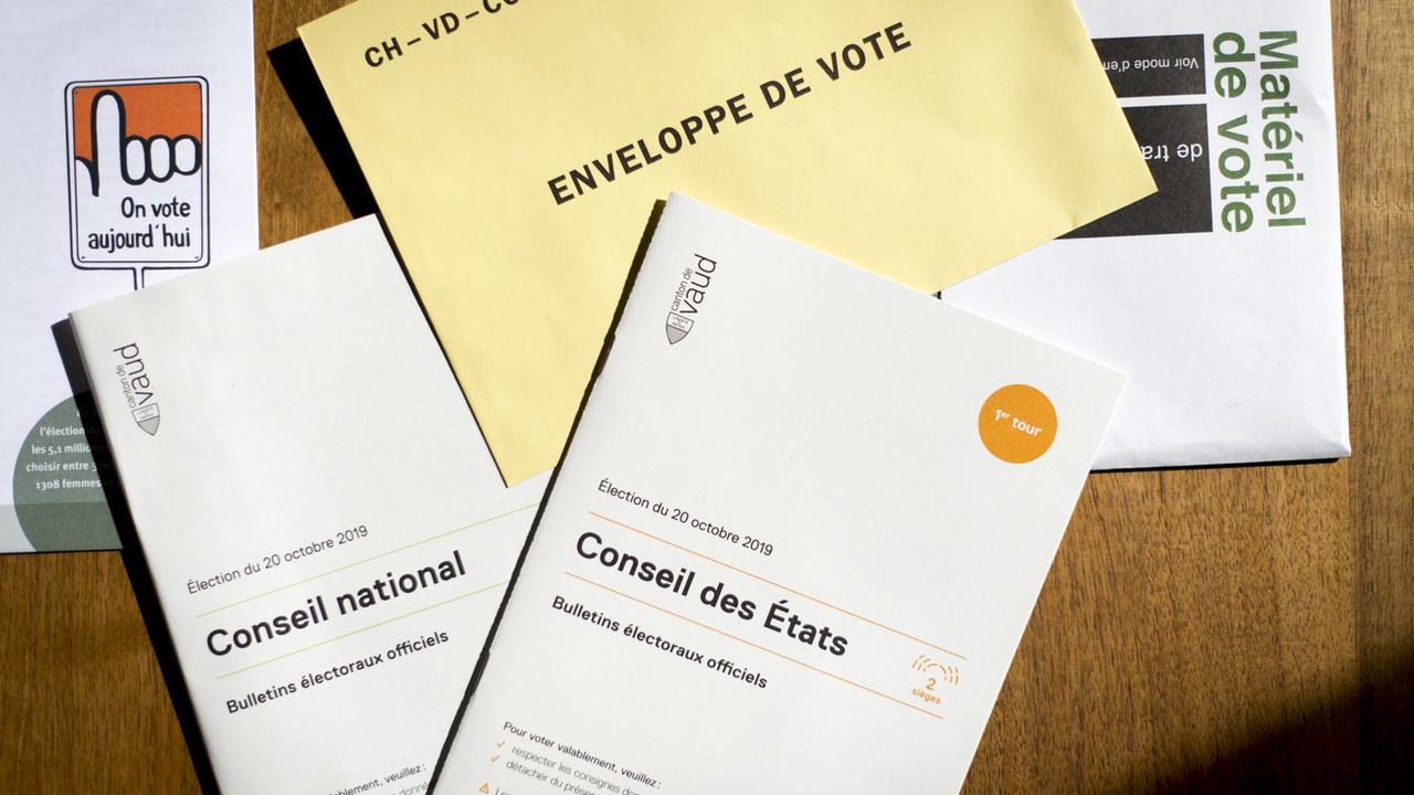 Le matériel de vote (enveloppe, bulletins) du canton de Vaud pour les élections fédérales. [Keystone - Laurent Gillieron]