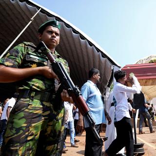 Les obsèques se succèdent au Sri Lanka, où la sécurité reste sur le qui-vive. [Reuters - Athit Perawongmetha]