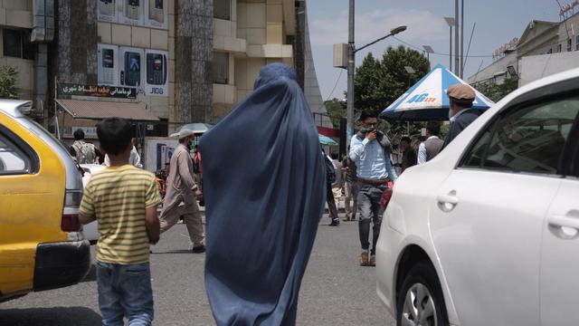 Une femme en burqa traverse la rue à Kaboul, en Afghanistan. [RTS - Karim Amin]