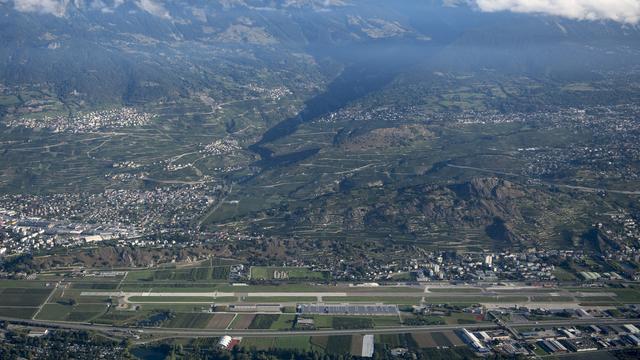 La plaine du Rhône et la piste d'atterrissage de l'aéroport de Sion. [Keystone - Laurent Gillieron]