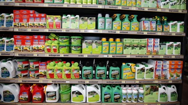 Les ventes de produits phytosanitaires en Suisse sont en baisse depuis 4 ans. [Reuters - Charles Platiau]