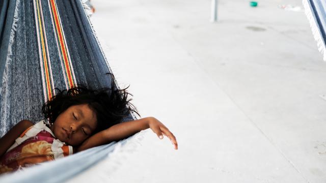 Un enfant Warao dort dans un hamac, dans le delta de l'Orénoque, Vénézuela. [Reuters - Nacho Doce]