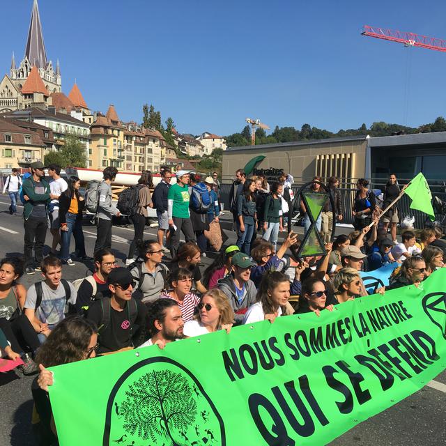 Les activistes d'Extinction Rebellion bloquent le pont Bessières à Lausanne, le vendredi 20 septembre 2019. [RTS - Pauline Turuban]