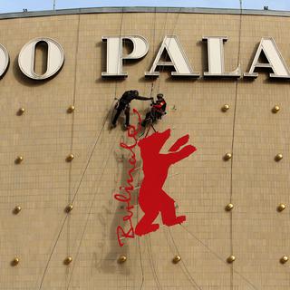 Mercredi 6 février: l'installation de l'ours symbole de la Berlinale sur la façade du Zoo-Palast Theater de Berlin à la veille de l'ouverture. [Keystone - EWPA/Adame Berry]