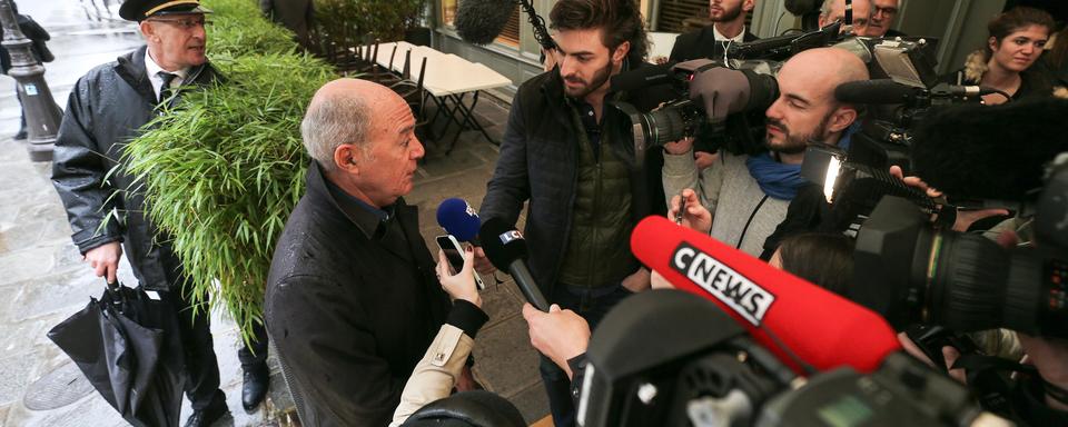 L'écrivain et membre du jury du Prix Goncourt Pierre Assouline arrivant devant le restaurant Drouant à Paris le 7 novembre 2018. [NurPhoto/AFP - Michel Stoupak]