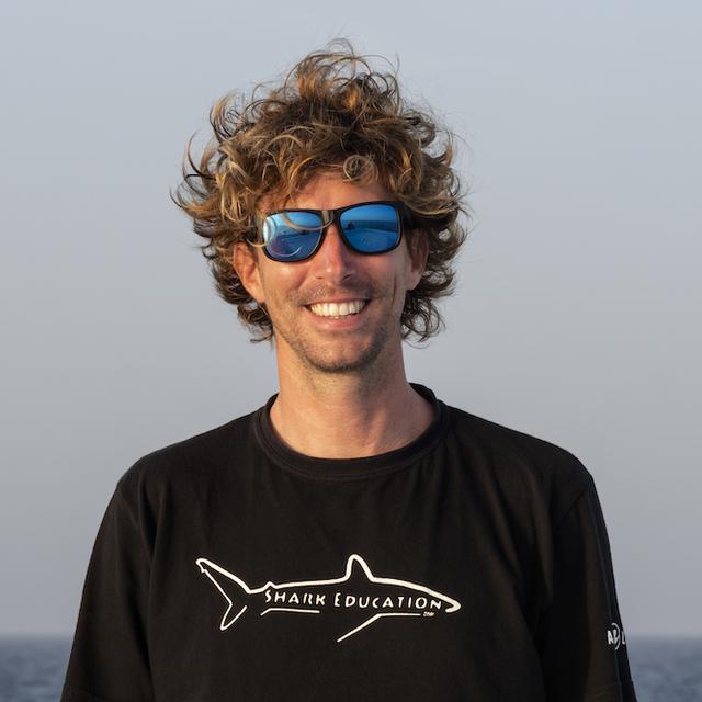 Steven Surina, comportementaliste requin [DR - Fabrice Dudenhofer]